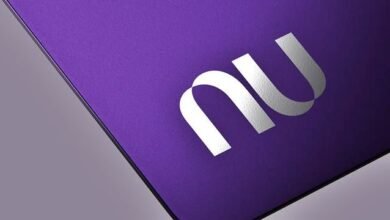 Adolescentes utilizando o novo cartão de crédito do Nubank com limite vinculado à Caixinha
