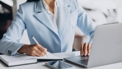 Gráfico mostrando o aumento e diminuição das demissões na indústria de tecnologia nos últimos anos, destacando períodos de alta instabilidade e recuperação.