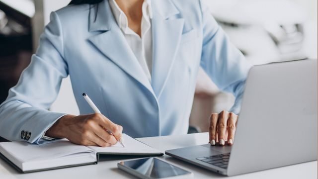 Gráfico mostrando o aumento e diminuição das demissões na indústria de tecnologia nos últimos anos, destacando períodos de alta instabilidade e recuperação.