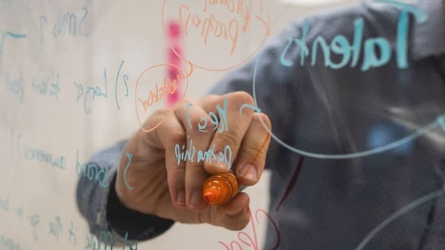Cinco estratégias com inteligência artificial para melhorar sua busca de emprego