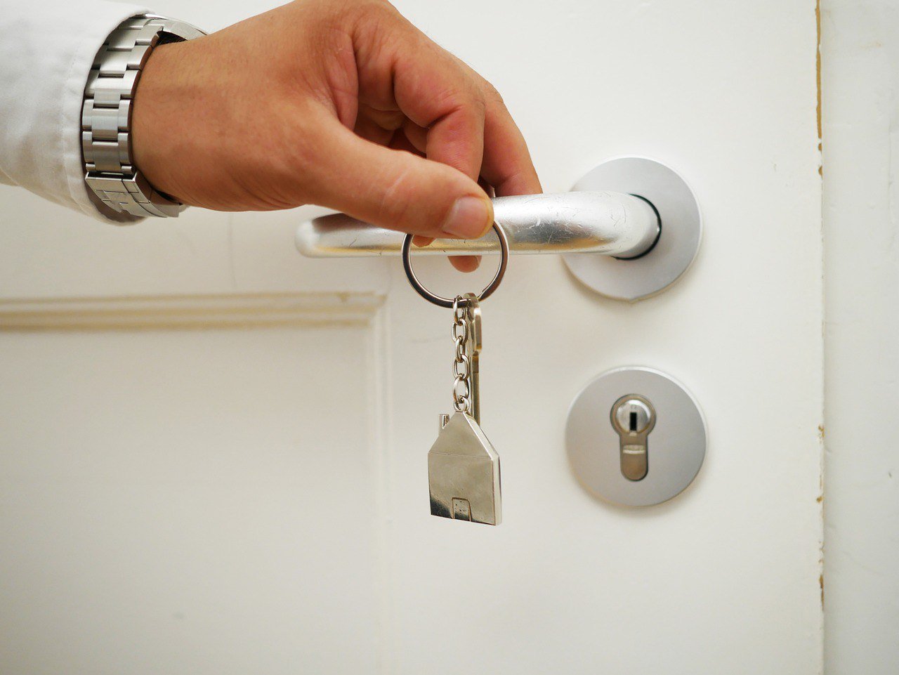 Seguro para casa cobre roubo e tempestade? Veja 6 mitos e verdades sobre a modalidade