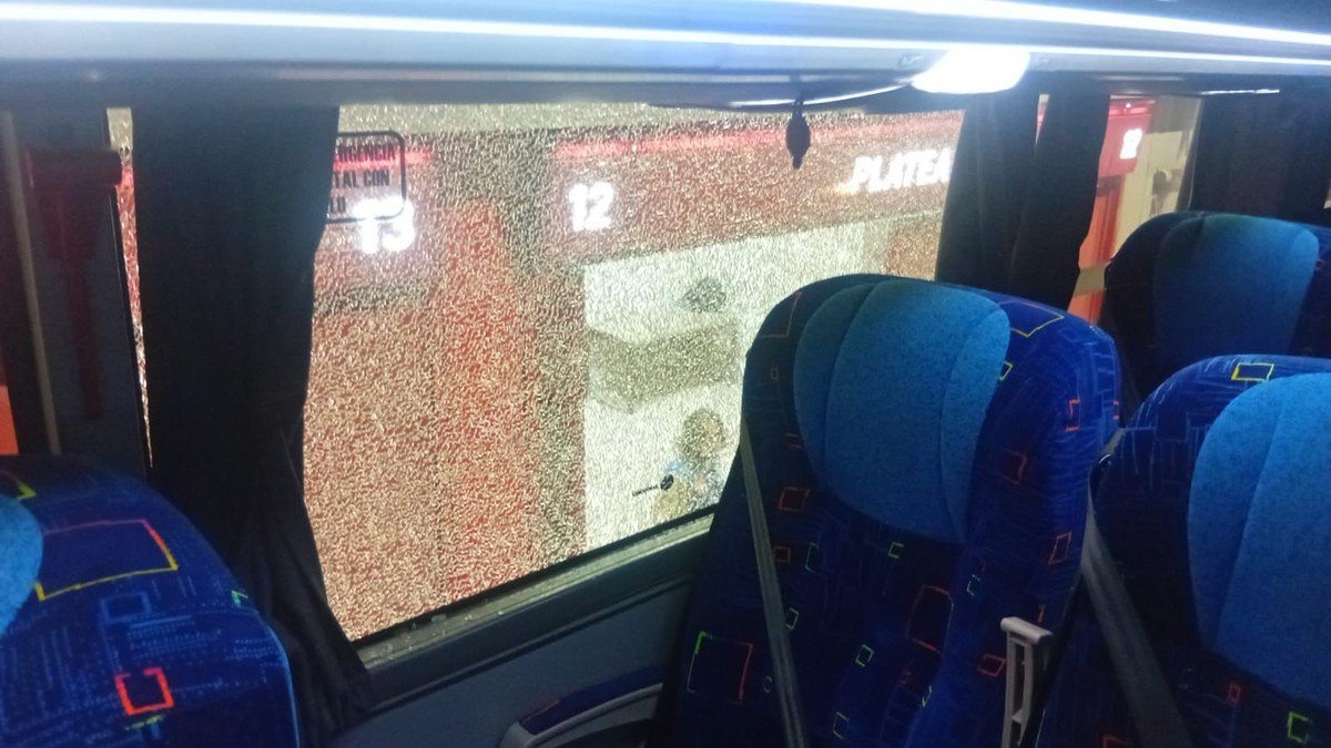 Ônibus da delegação do Flamengo é apedrejado antes de jogo contra o Estudiantes; veja vídeos e fotos