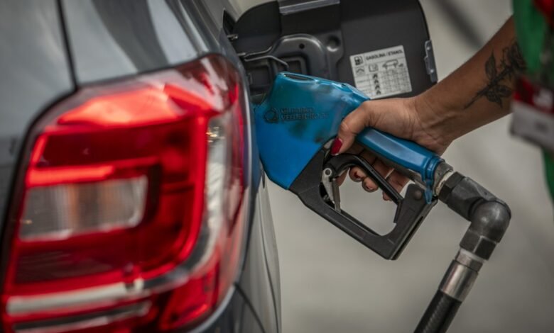 Economistas preveem que corte no preço da gasolina pode levar inflação a ficar abaixo do teto em 2025