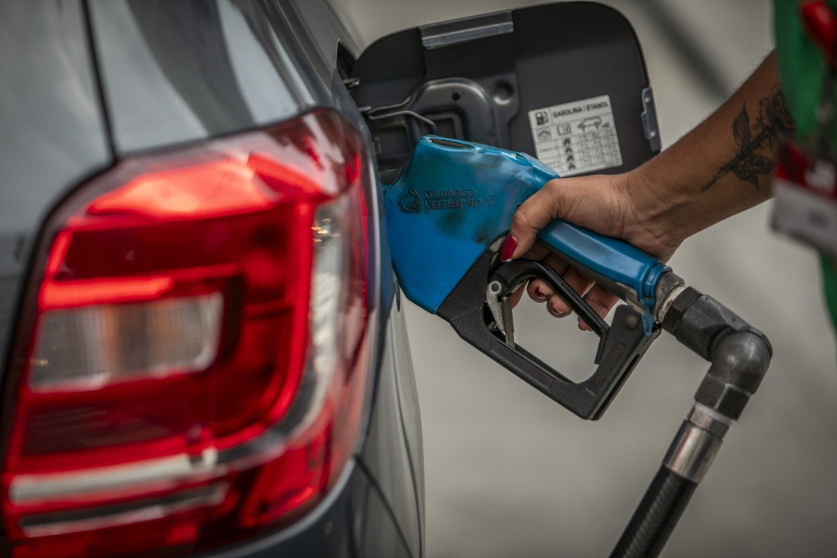 Economistas preveem que corte no preço da gasolina pode levar inflação a ficar abaixo do teto em 2025