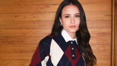Larissa Manoela mostra como usar blusa polo com estilo