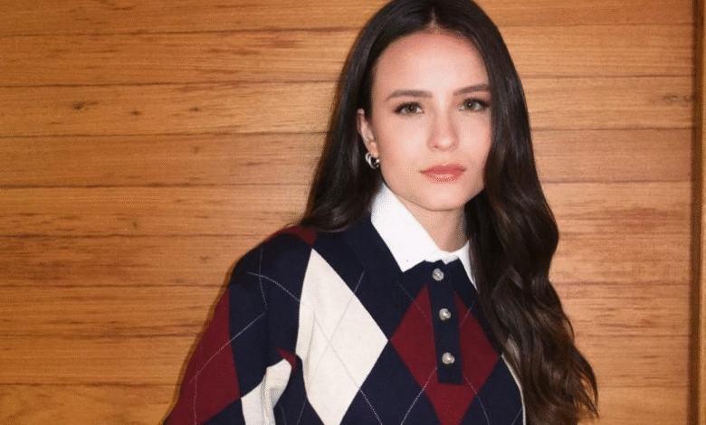 Larissa Manoela mostra como usar blusa polo com estilo