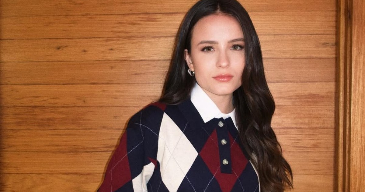 Larissa Manoela mostra como usar blusa polo com estilo