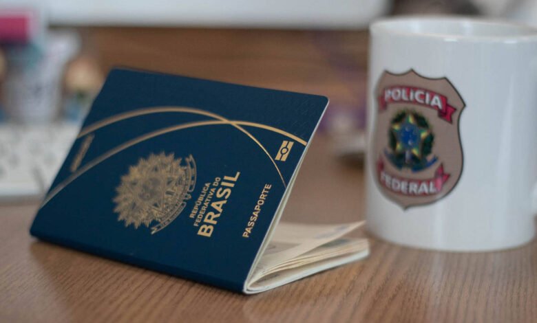 Sem verba, PF ameaça suspender emissão de passaportes - 24/10/2025 - Cotidiano