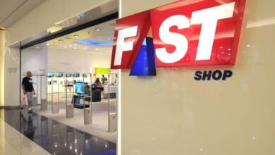 A imagem mostra a entrada de uma loja chamada Fast Shop, com um grande letreiro em destaque. O letreiro é composto pelas palavras