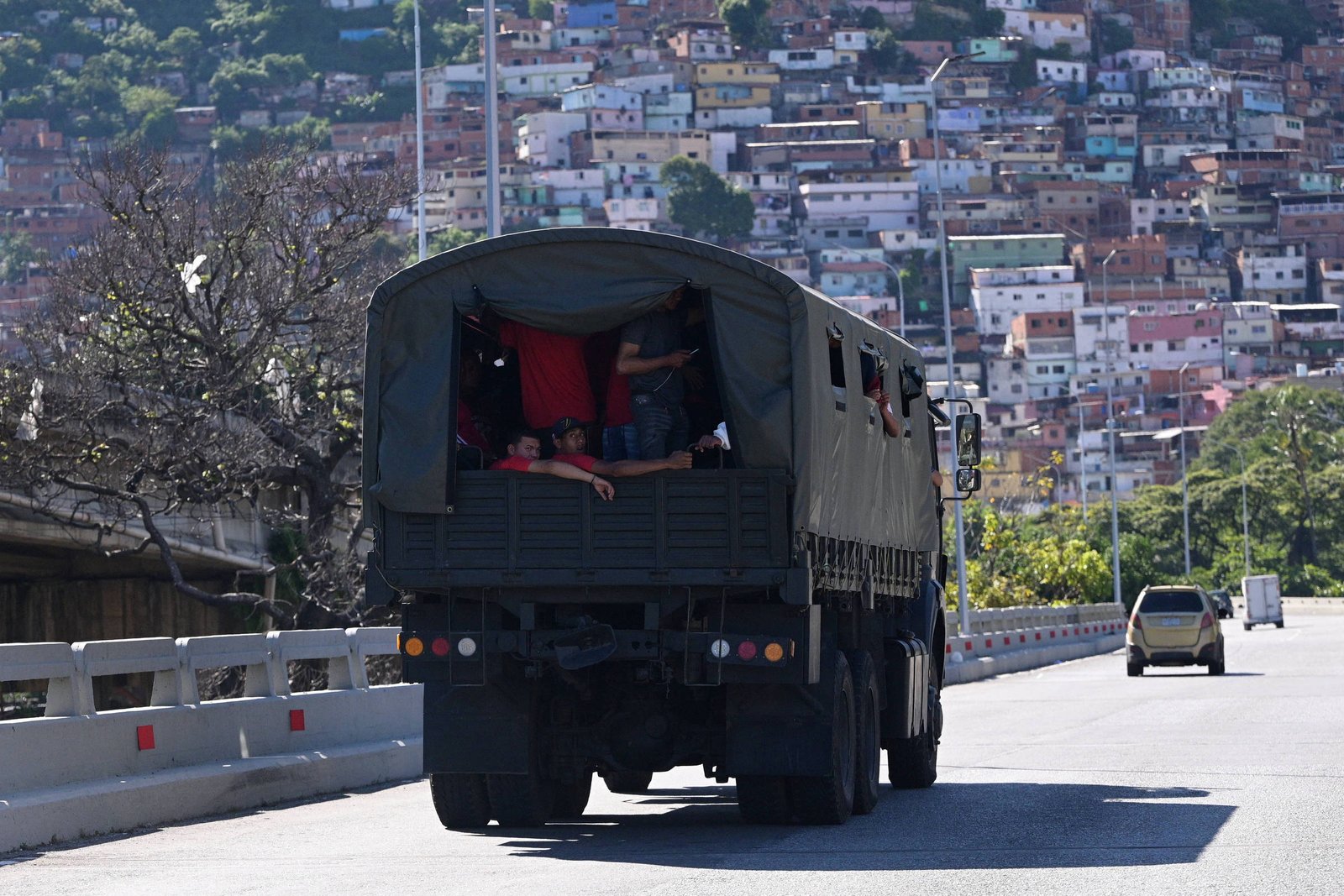 Maduro ordena exercício militar após novo ataques dos EUA - 15/10/2025 - Mundo