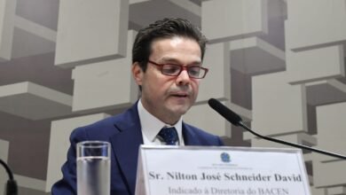Dados são insuficientes para indicar até quando irá Selic a 15%, diz diretor do BC