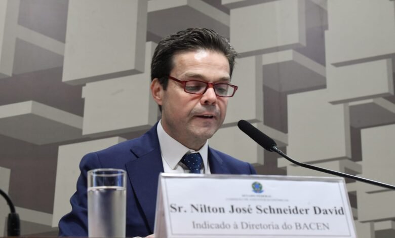 Dados são insuficientes para indicar até quando irá Selic a 15%, diz diretor do BC