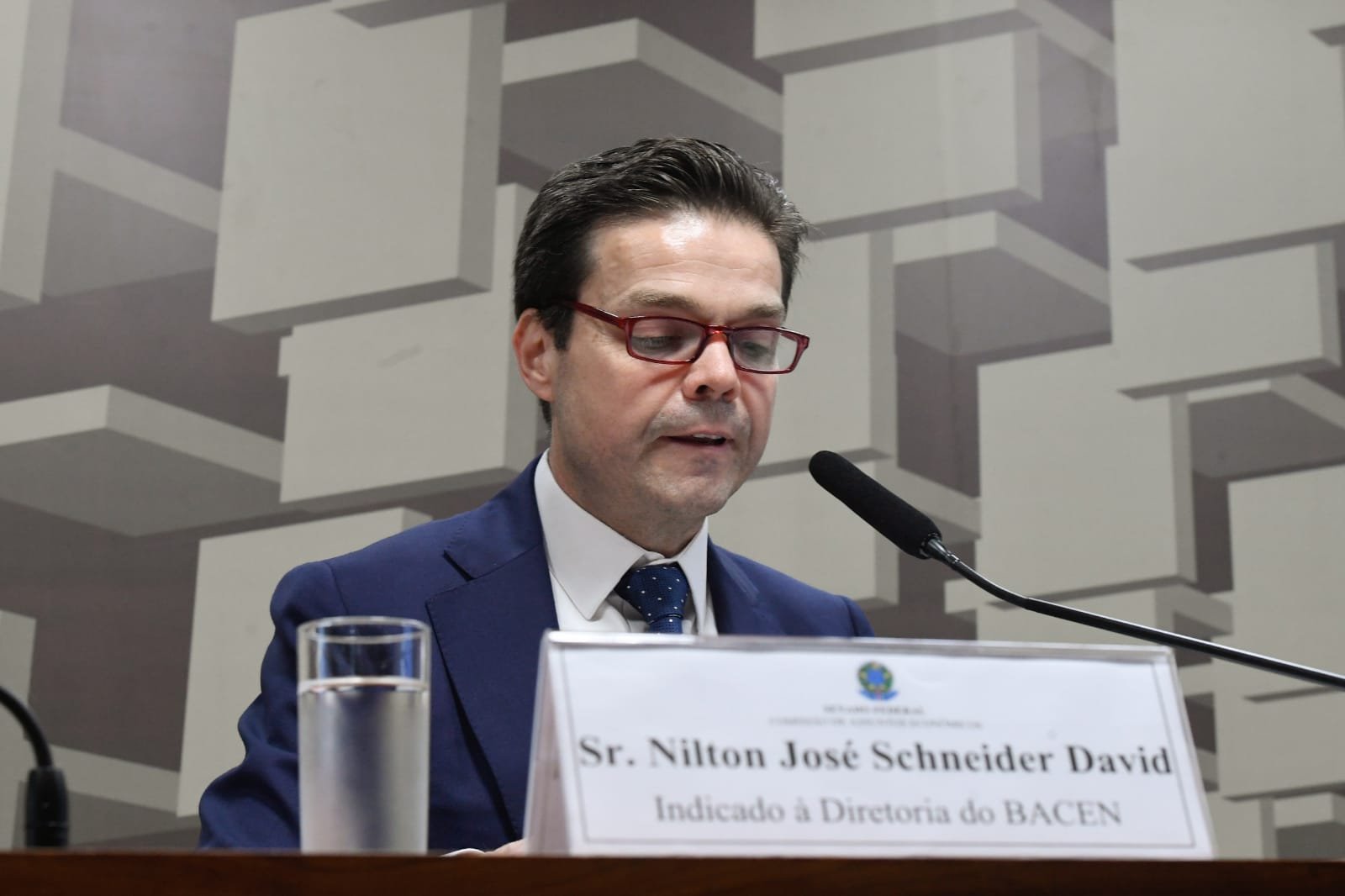 Dados são insuficientes para indicar até quando irá Selic a 15%, diz diretor do BC