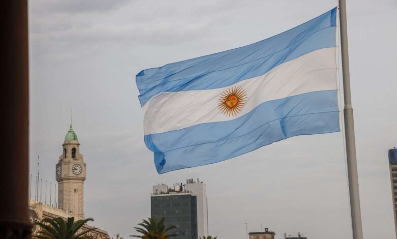 Dólar continua em alta na Argentina e toca o teto da banda cambial