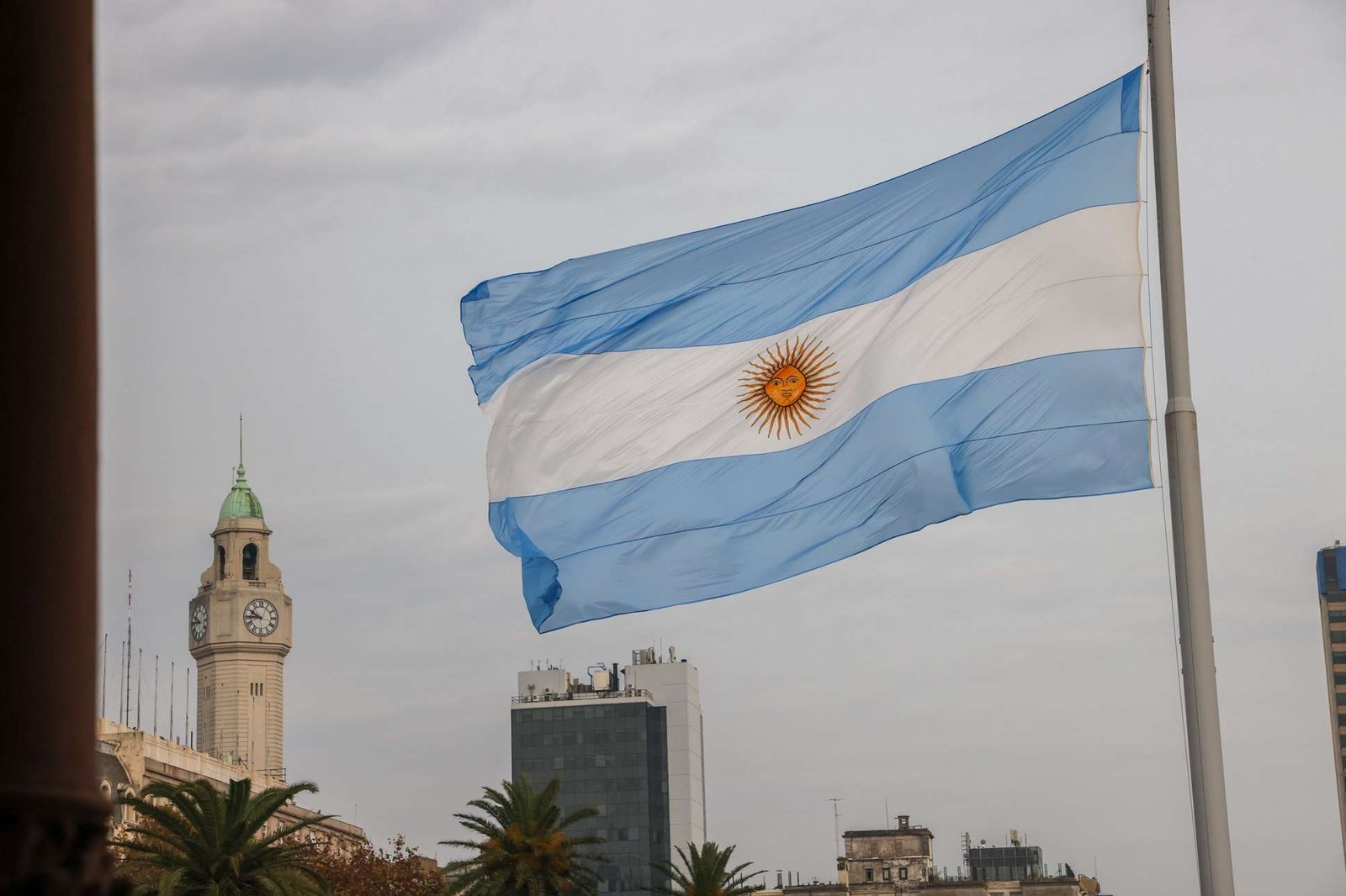 Dólar continua em alta na Argentina e toca o teto da banda cambial