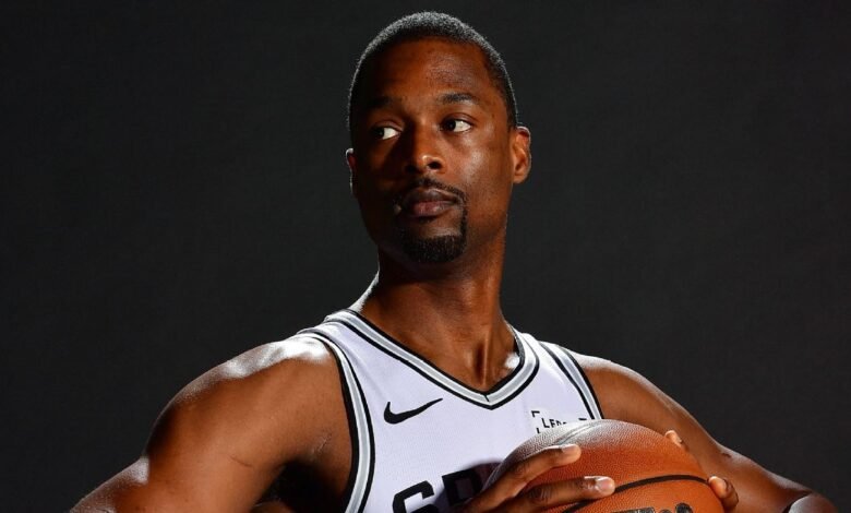 Perfil europeu dos Spurs posta foto de astro da NBA com camisa do Corinthians