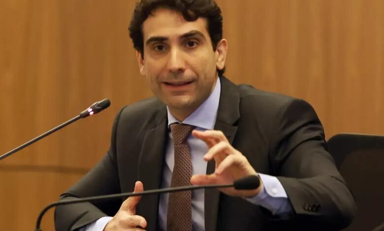 O presidente do Banco Central do Brasil, Gabriel Galípolo participa da apresentação do Relatório de Política Monetária, que substitui o Relatório Trimestral de Inflação (Antônio Cruz/Agência Brasil)