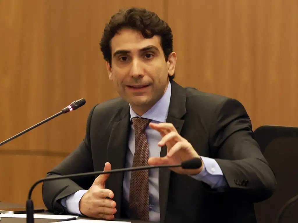 O presidente do Banco Central do Brasil, Gabriel Galípolo participa da apresentação do Relatório de Política Monetária, que substitui o Relatório Trimestral de Inflação (Antônio Cruz/Agência Brasil)