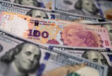 Cédulas de 100 pesos e 100 dólares - 17/10/2022 (Foto: REUTERS/Ilustração/Agustin Marcarian)