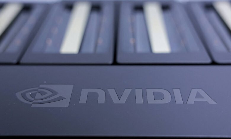 Logotipo da Nvidia gravado em superfície preta fosca de componente eletrônico, com parte de teclas ou botões desfocados ao fundo.
