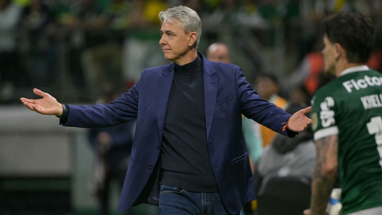 Tiago Nunes diz que Palmeiras foi para Quito 'no oba oba' e critica gramado sintético: 'Parece pátio de colégio'