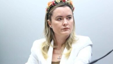 Julia Zanatta e o marido afirmam que o perfil da Galinha Pintadinha faz
