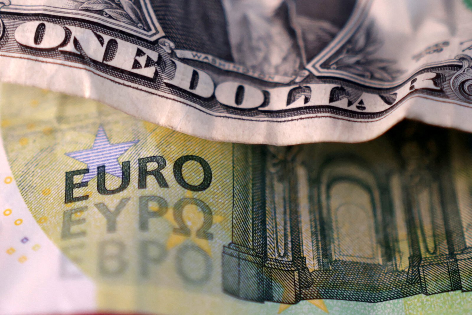 Quanto custa sacar dinheiro fora do país? Veja as maiores e menores e taxas