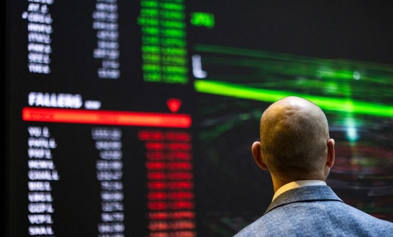 Por que as ações passam momentos opostos?