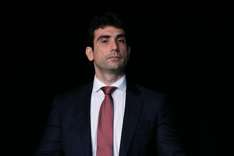 Desempenho do real explica desinflação de bens e inflação dos serviços