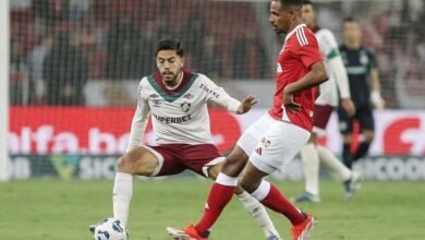 O jogador de futebol Fernando em processo de recuperação física, enquanto o Internacional busca reforços no mercado.