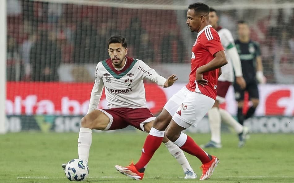 O jogador de futebol Fernando em processo de recuperação física, enquanto o Internacional busca reforços no mercado.