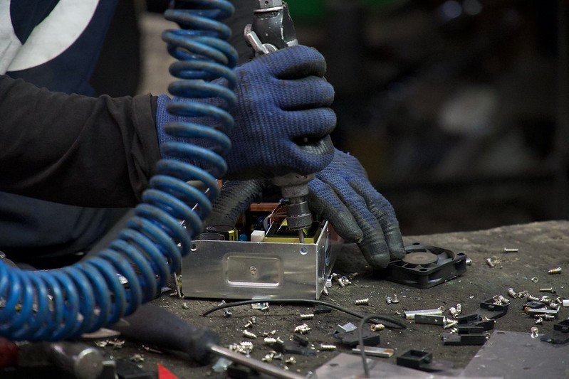Faturamento industrial cai 5,3% em agosto e emprego fica estagnado, revela CNI