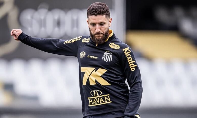 Zé Rafael destaca desenvolvimento sob comando de Vojvoda e almeja marcar primeiro gol pelo Santos contra o Ceará