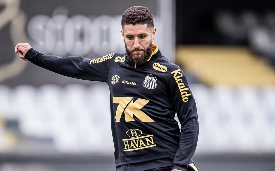 Zé Rafael destaca desenvolvimento sob comando de Vojvoda e almeja marcar primeiro gol pelo Santos contra o Ceará