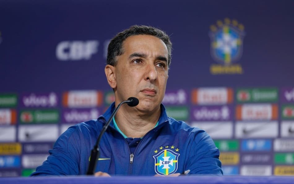 Imagem representando a coletiva de imprensa da CBF sobre as novas estratégias de fortalecimento da Seleção Brasileira sob o comando do técnico Carlo Ancelotti.