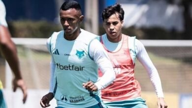 Jogadores do Cruzeiro treinando antes de enfrentar o Flamengo na 26ª rodada do Brasileirão, com desfalques importantes no elenco.
