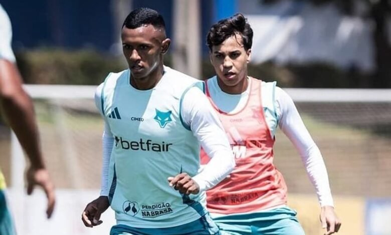 Jogadores do Cruzeiro treinando antes de enfrentar o Flamengo na 26ª rodada do Brasileirão, com desfalques importantes no elenco.