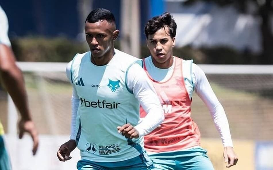 Jogadores do Cruzeiro treinando antes de enfrentar o Flamengo na 26ª rodada do Brasileirão, com desfalques importantes no elenco.