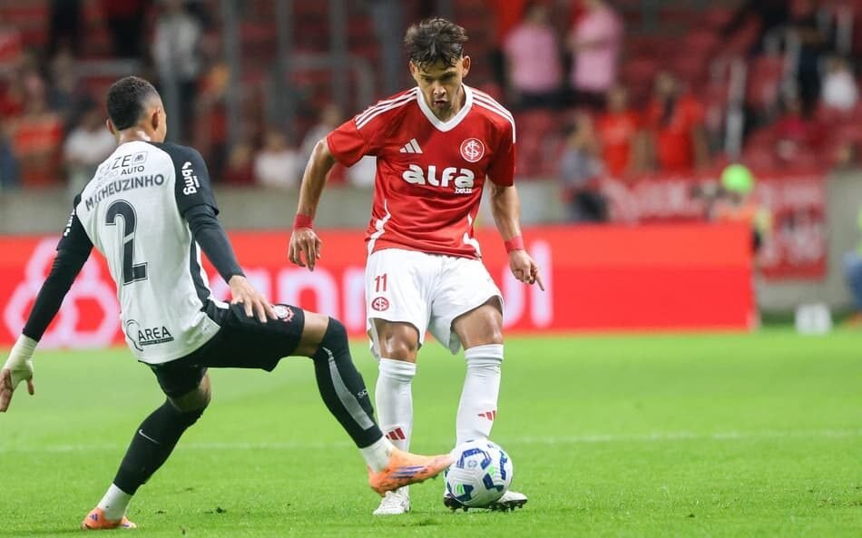 Análise das estratégias dinâmicas do meio-campo do Internacional sob o comando dos Díaz, destacando a movimentação tática e o impacto no desempenho da equipe.