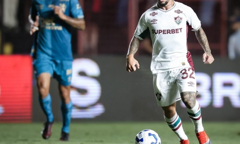 Lucho Acosta 'dribla' porte físico e cresce sob o comando do compatriota Zubeldía no Fluminense