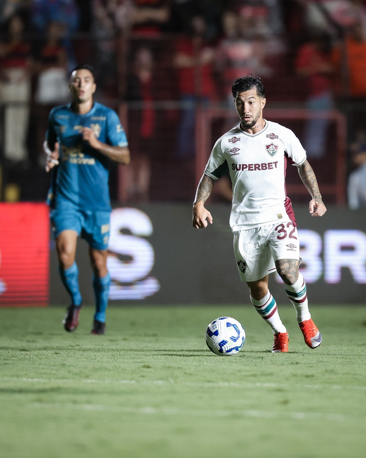 Lucho Acosta 'dribla' porte físico e cresce sob o comando do compatriota Zubeldía no Fluminense