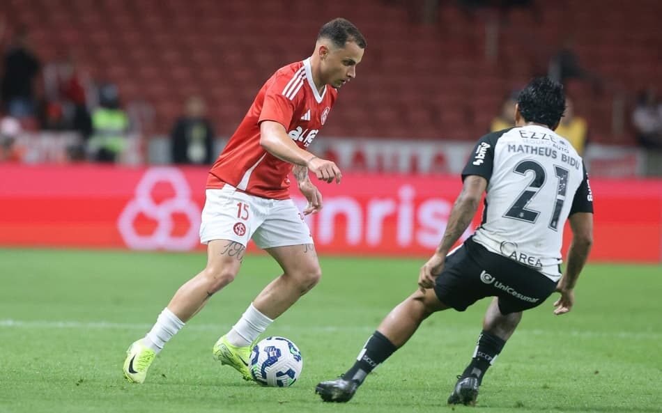 Jogo entre Internacional e Corinthians termina em empate, trazendo esperança para o Internacional na temporada.
