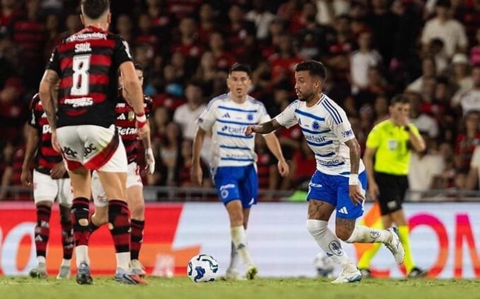 Leonardo Jardim explica a escolha de Matheus Henrique durante o jogo que terminou empatado entre Cruzeiro e Flamengo, destacando a estratégia do técnico.
