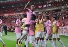 Imagem do jogo entre Internacional e Botafogo, destacando a vitória do Internacional que marcou uma reaproximação com a torcida e bom desempenho em campo.