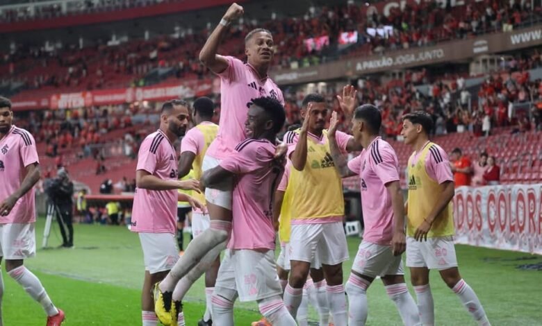 Imagem do jogo entre Internacional e Botafogo, destacando a vitória do Internacional que marcou uma reaproximação com a torcida e bom desempenho em campo.