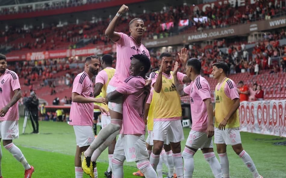 Imagem do jogo entre Internacional e Botafogo, destacando a vitória do Internacional que marcou uma reaproximação com a torcida e bom desempenho em campo.