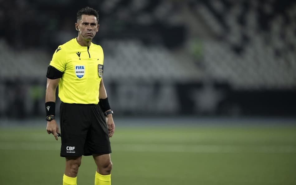 Jogo emocionante entre Internacional e Botafogo no estádio Beira-Rio pela fase decisiva do Brasileirão, com destaque para a arbitragem paulista.