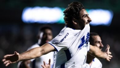 Jogadores emprestados pelo Vasco da Gama, incluindo destaques e promessas, discutindo seus futuros no futebol.