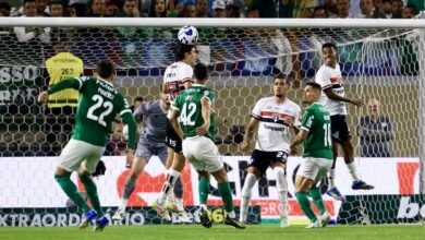 Jogadores de São Paulo e Palmeiras em ação durante clássico no Morumbi, destacando a intensa rivalidade entre as equipes.