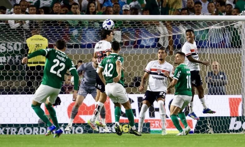 Jogadores de São Paulo e Palmeiras em ação durante clássico no Morumbi, destacando a intensa rivalidade entre as equipes.